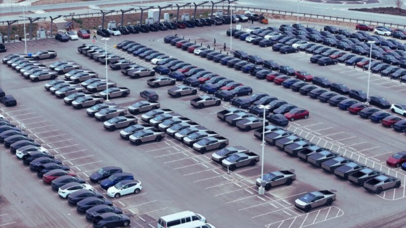 Tesla dévoile plus de 100 Cybertruck au Giga Texas