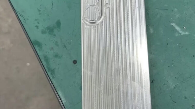 iPhone 16 : capteurs photo à la verticale confirmés dans un moule
