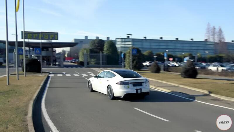 Ferrari teste discrètement la Tesla Model S Plaid : quel mystère se cache derrière ?