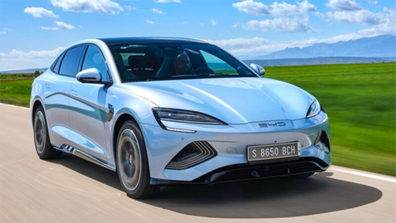 Tesla et BYD se disputent la domination du marché des voitures électriques en 2023