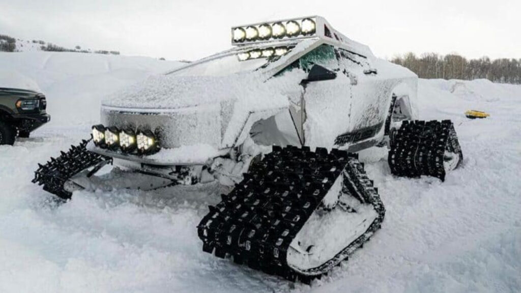 Le Cybertruck devient un monstre des neiges avec ses grosses chenilles