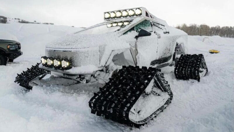 Le Cybertruck devient un monstre des neiges avec ses grosses chenilles