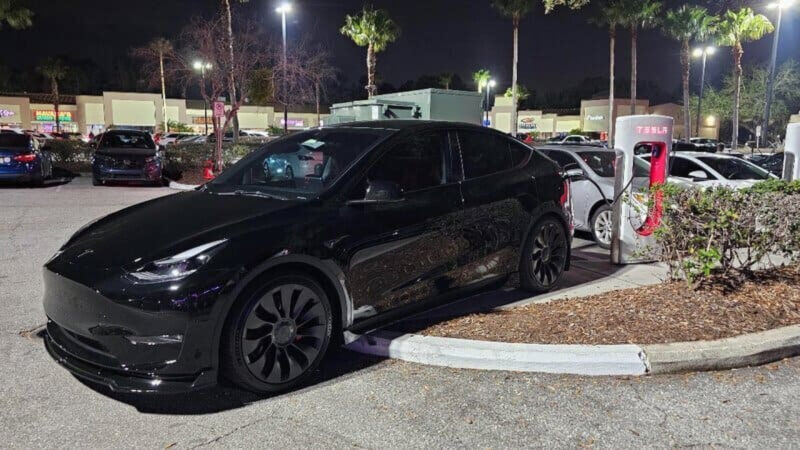 Tesla Model Y victime d&rsquo;ICE-ing en Floride : le conducteur monte sur le trottoir