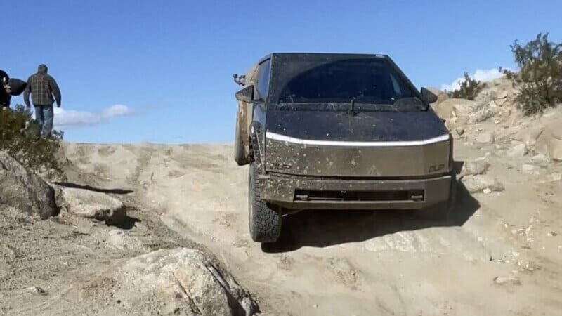 Le Tesla Cybertruck subit une épreuve tout-terrain mouvementée