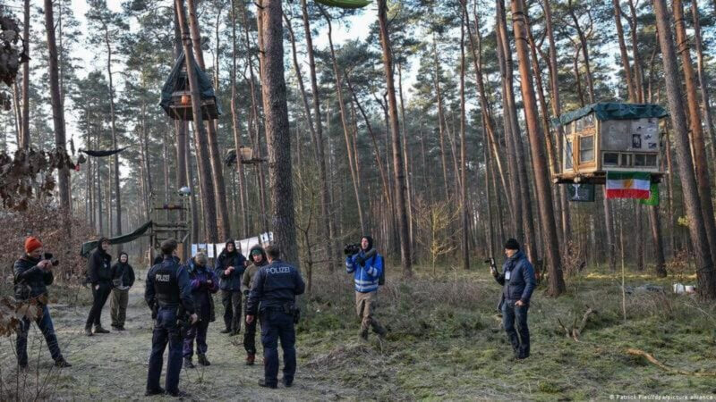 Les écolos montent un camp dans la forêt pour protester contre l&rsquo;expansion de Tesla Giga Berlin