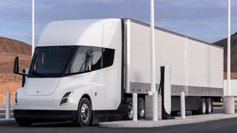 Elon Musk annonce la production du Tesla Semi électrique à Berlin
