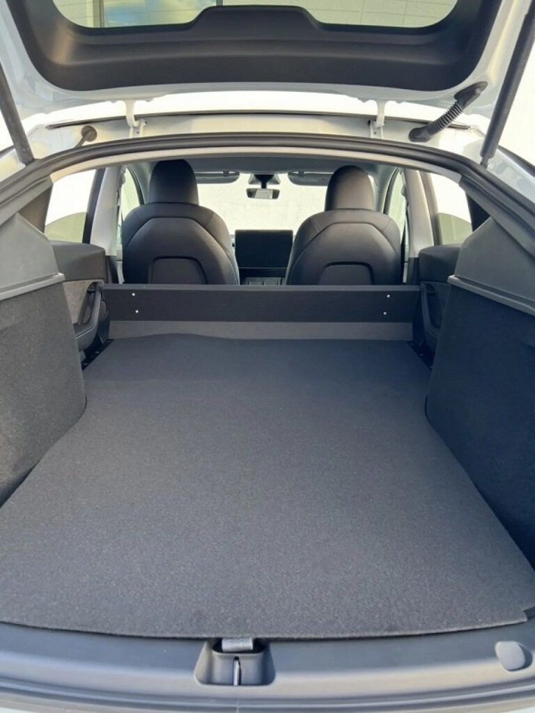 Tesla lance en France un nouveau Model Y utilitaire à 2 places