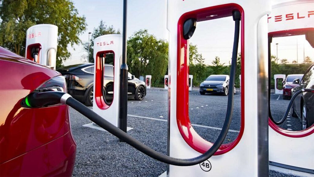 Le câble d'extension NACS pour les Superchargeurs Tesla arrive bientôt!