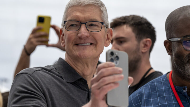 Tim Cook vend 200 000 actions Apple et s&rsquo;en met plein les poches