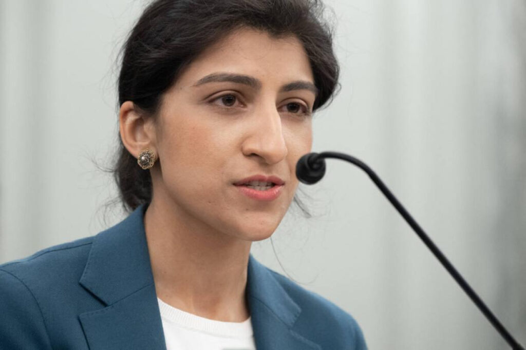 Apple refuse Lina Khan chez Jon Stewart