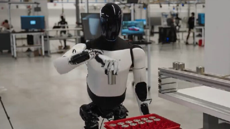 Elon Musk prévoit de remplacer des employés par le robot humanoide Optimus chez Tesla