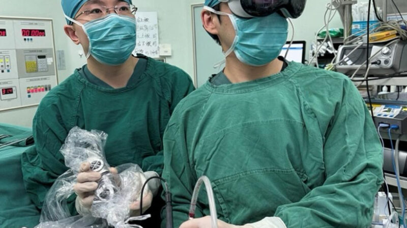 Le casque Apple Vision Pro utilisé lors d&rsquo;une opération chirurgicale