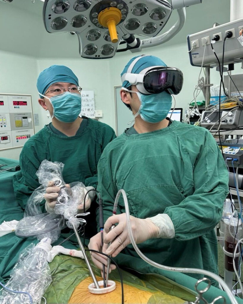 Le casque Apple Vision Pro utilisé lors d'une opération chirurgicale