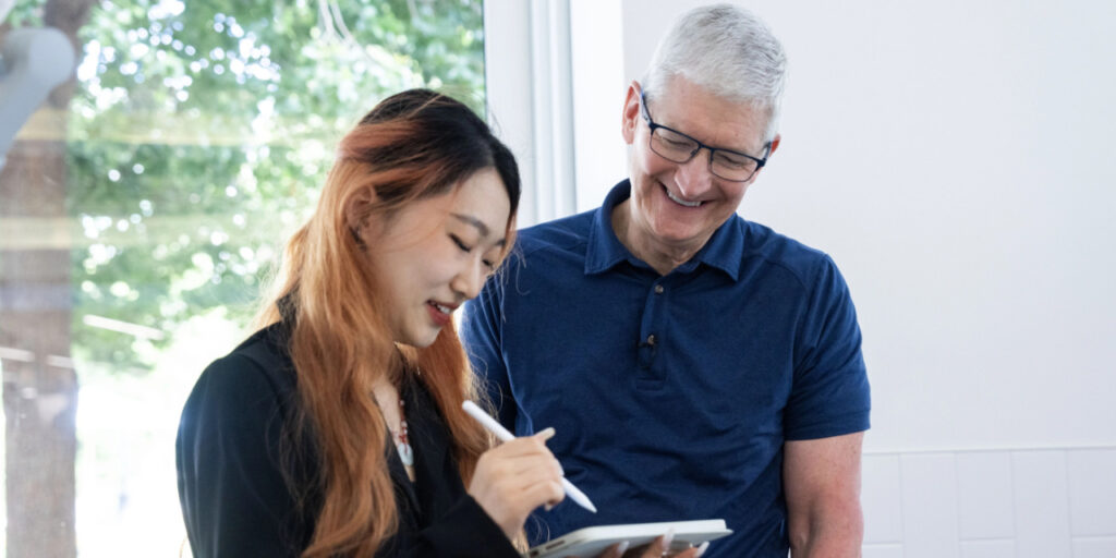 Tim Cook visite les gagnants du Swift Student Challenge à la WWDC 2024