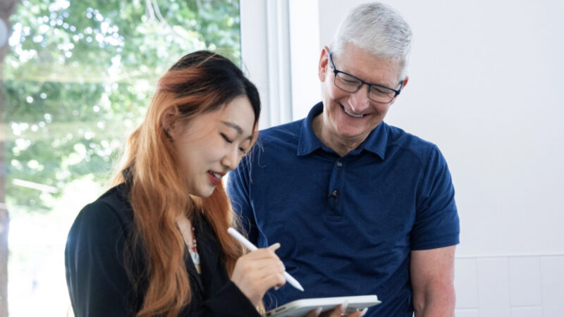 Tim Cook visite les gagnants du Swift Student Challenge à la WWDC 2024