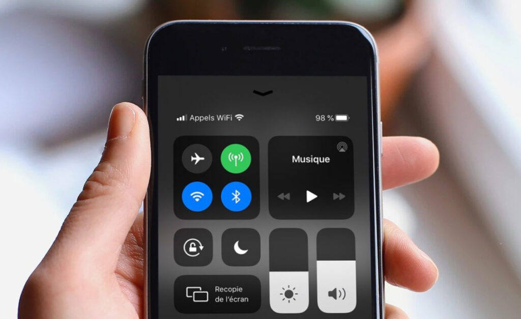 iOS 18 : le centre de contrôle personnalisable avec plusieurs pages