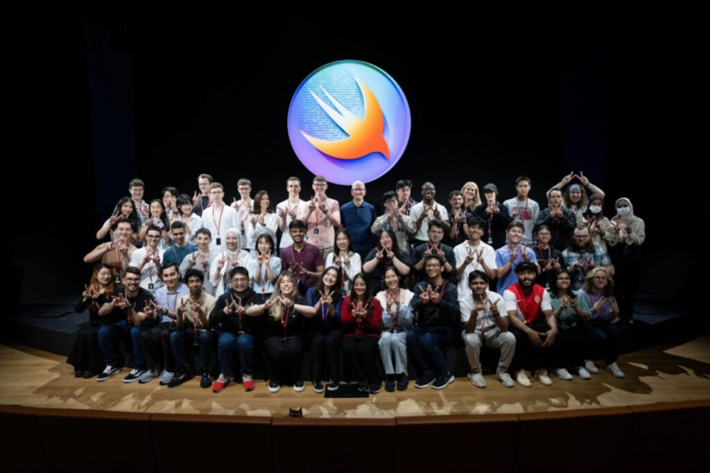 Tim Cook visite les gagnants du Swift Student Challenge à la WWDC 2024
