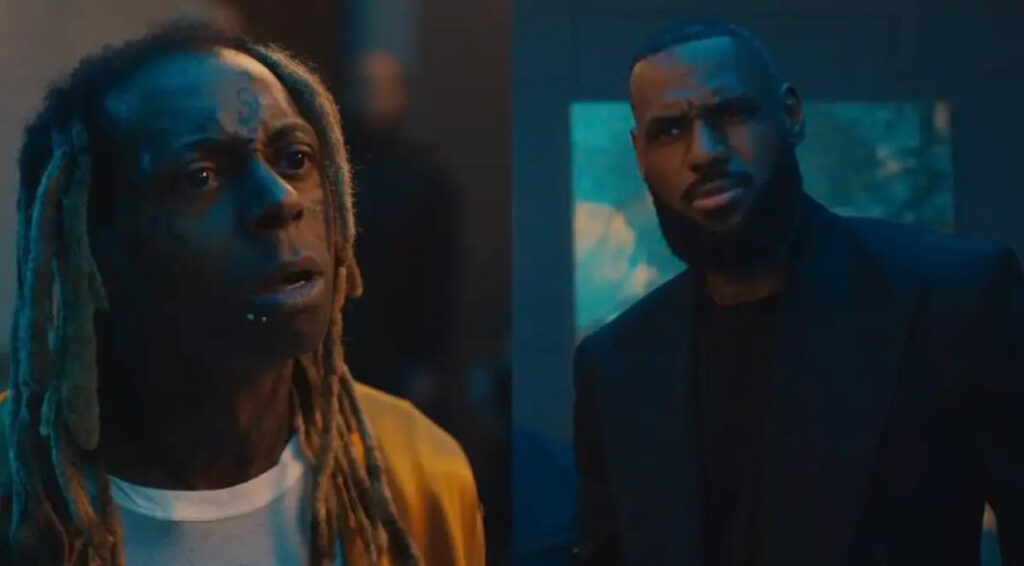 Spot publicitaire Apple : LeBron James et Lil Wayne mettent lambiance avec la Beats Pill Spot publicitaire Apple : LeBron James et Lil Wayne mettent lambiance avec la Beats Pill