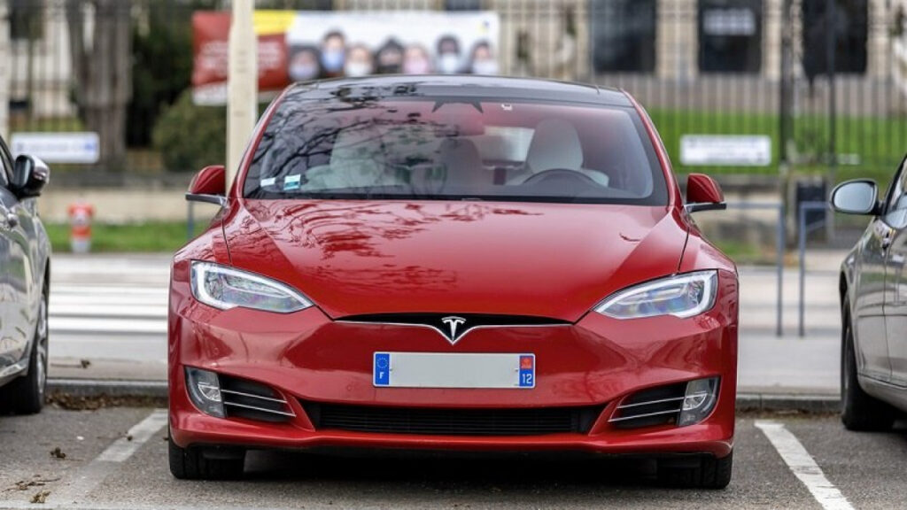 Une Tesla Model S roule depuis 8 ans sans changer de batterie ni de moteur