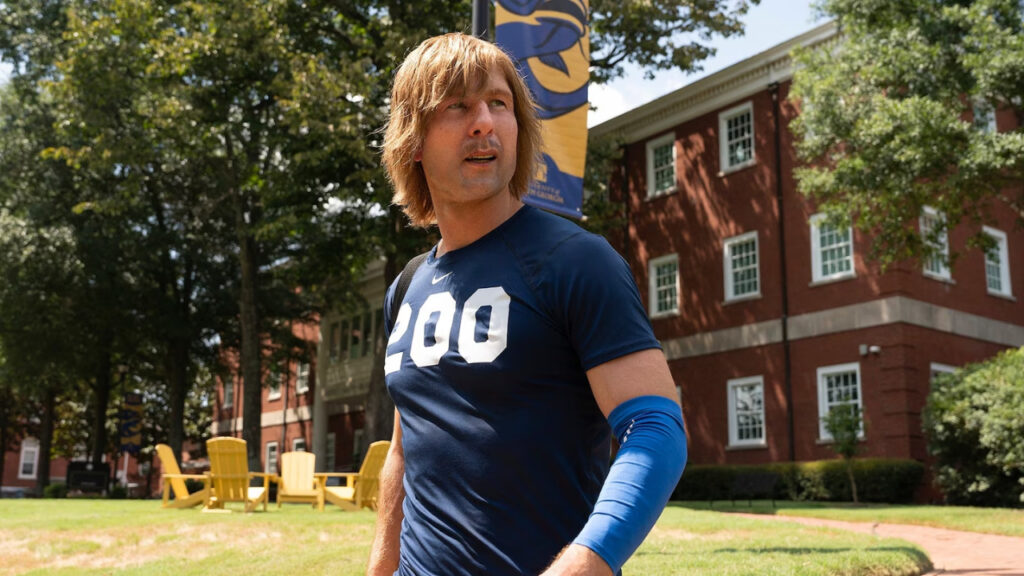 glen powell se transforme en footballeur américain dans une nouvelle série