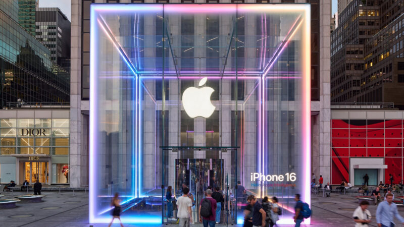 L&rsquo;apple store de la 5e avenue se transforme pour l&rsquo;iphone 16