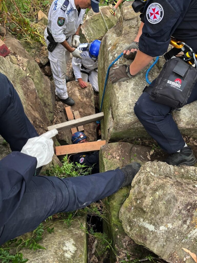 Une jeune femme secourue après avoir perdu son iphone dans une crevasse