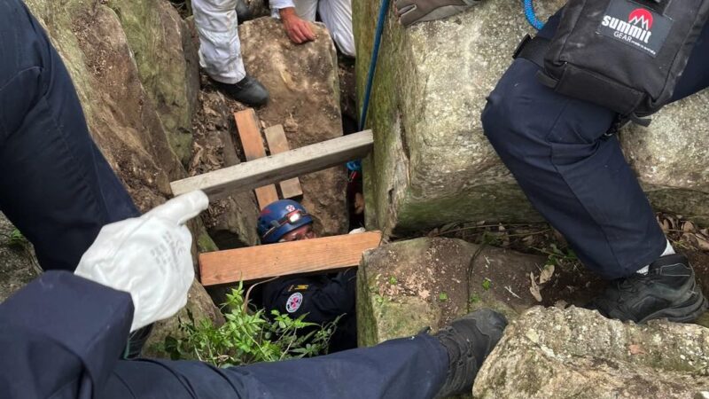 Une jeune femme secourue après avoir perdu son iphone dans une crevasse
