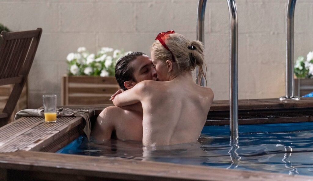 La scène de la piscine de loft story revisitée dans la série culte La scène de la piscine de loft story revisitée dans la série culte