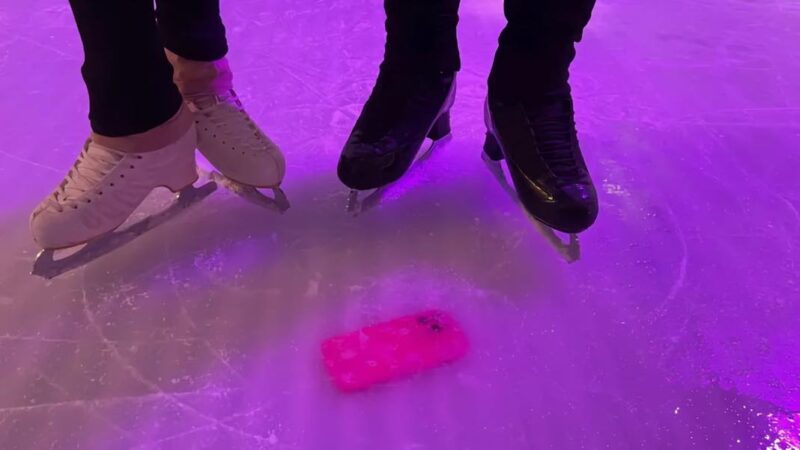 Un iphone prisonnier sous la glace d&rsquo;une patinoire