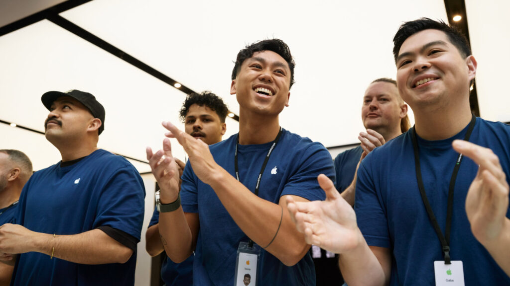 Un employé accuse apple de surveillance abusive et de violations des droits des travailleurs