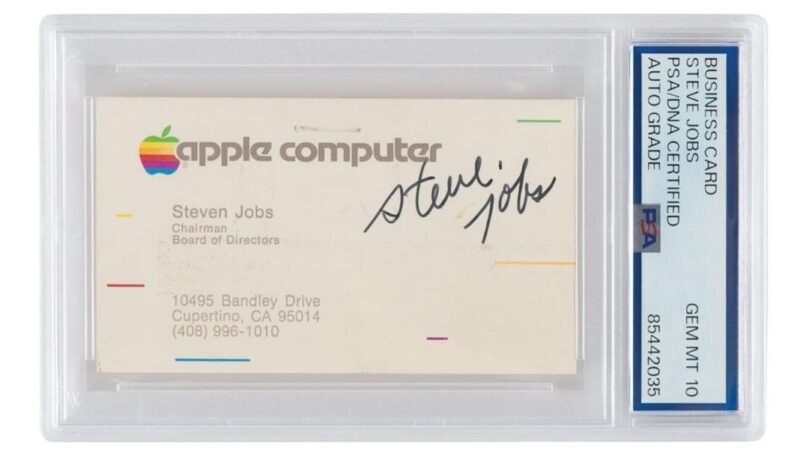 Vente aux enchères d&rsquo;une carte de visite signée steve jobs