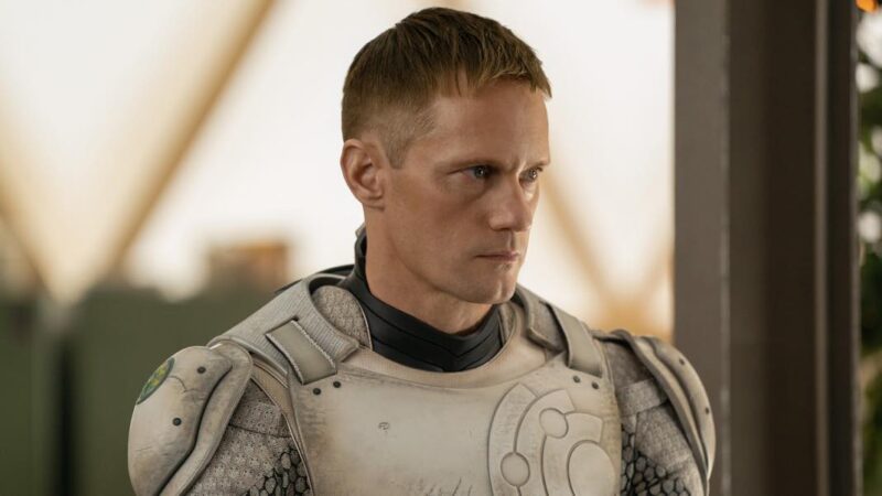 Murderbot : la série de s.f avec alexander skarsgård arrive sur apple tv+