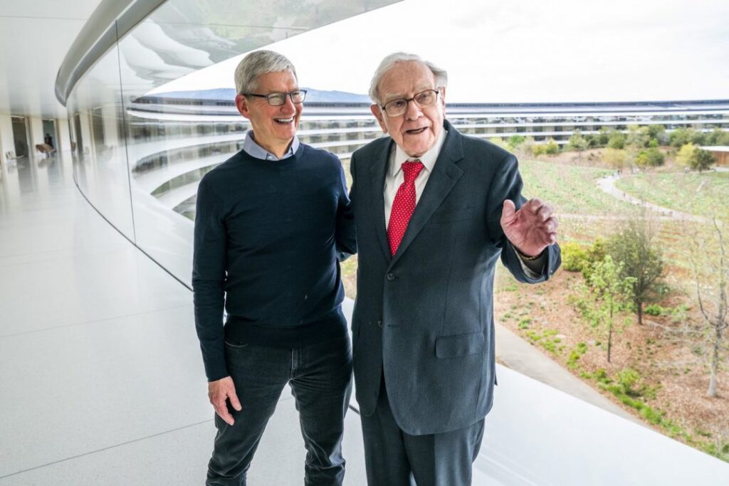 Warren Buffett loue Tim Cook pour la performance d'Apple