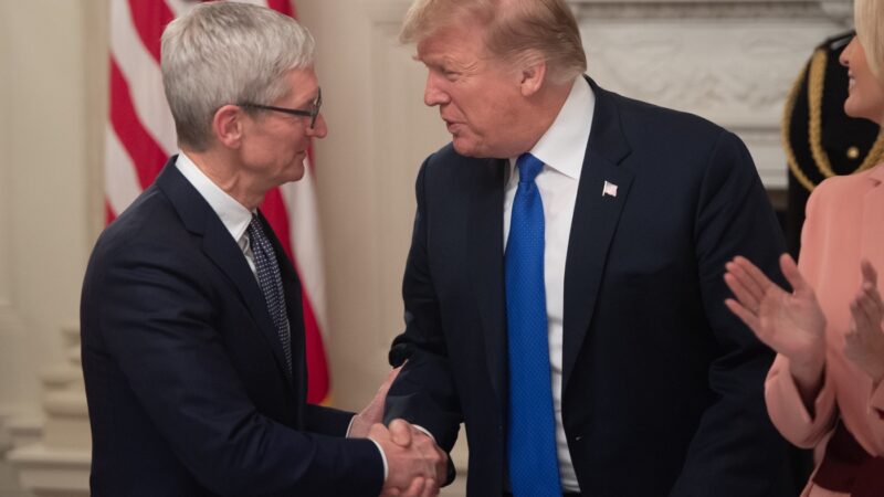 Tim cook discute avec donald trump sur les droits de douane avec la chine