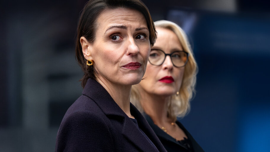 Hostage : le thriller politique avec julie delpy et suranne jones