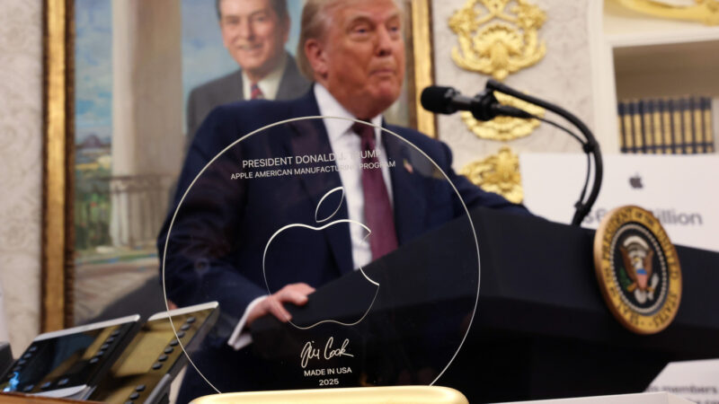 Tim cook offre un cadeau unique à donald trump
