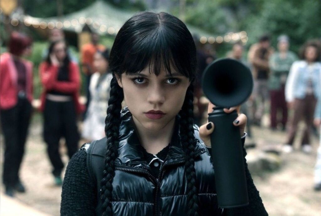 Tim burton loue le talent de lady gaga dans mercredi