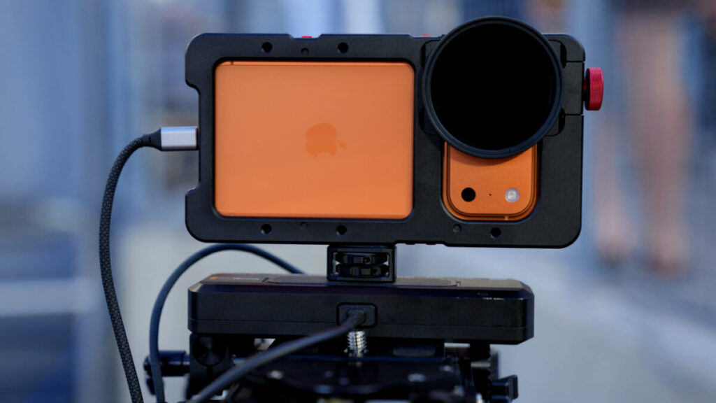 Des iphone 17 pro filmant un match de baseball en direct