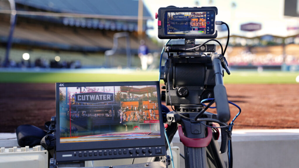 Des iphone 17 pro filmant un match de baseball en direct