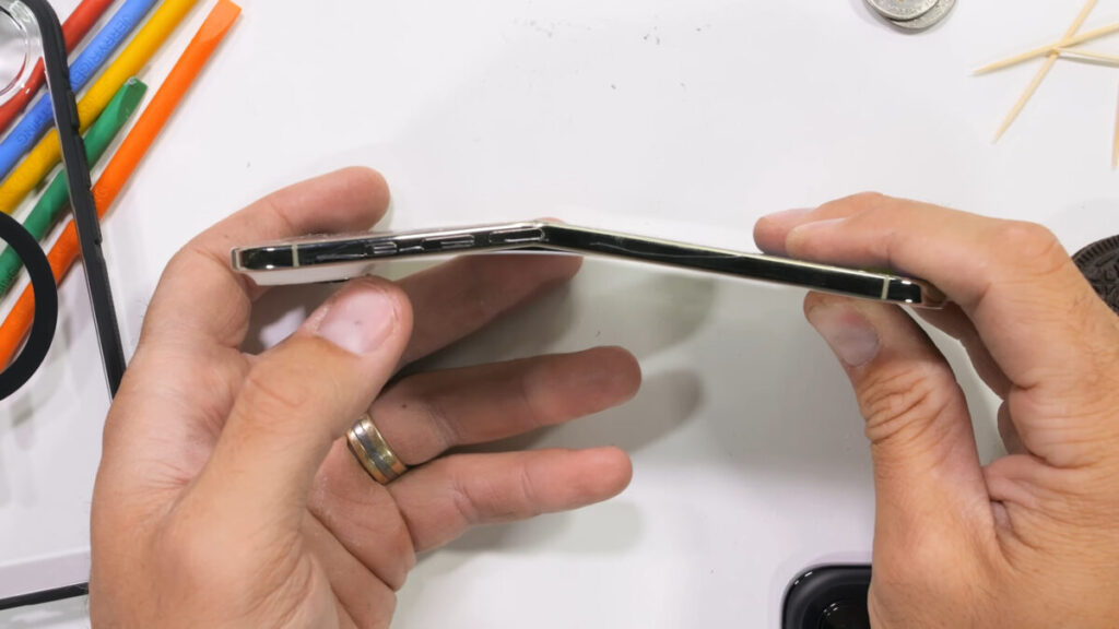 L'iphone air passe le test de pliage avec succès L'iphone air passe le test de pliage avec succès