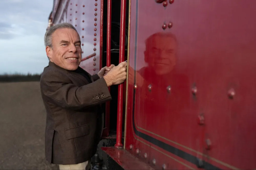Warwick davis de retour dans la série harry potter sur hbo