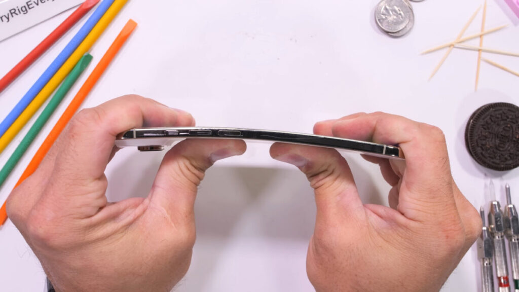 L'iphone air passe le test de pliage avec succès L'iphone air passe le test de pliage avec succès