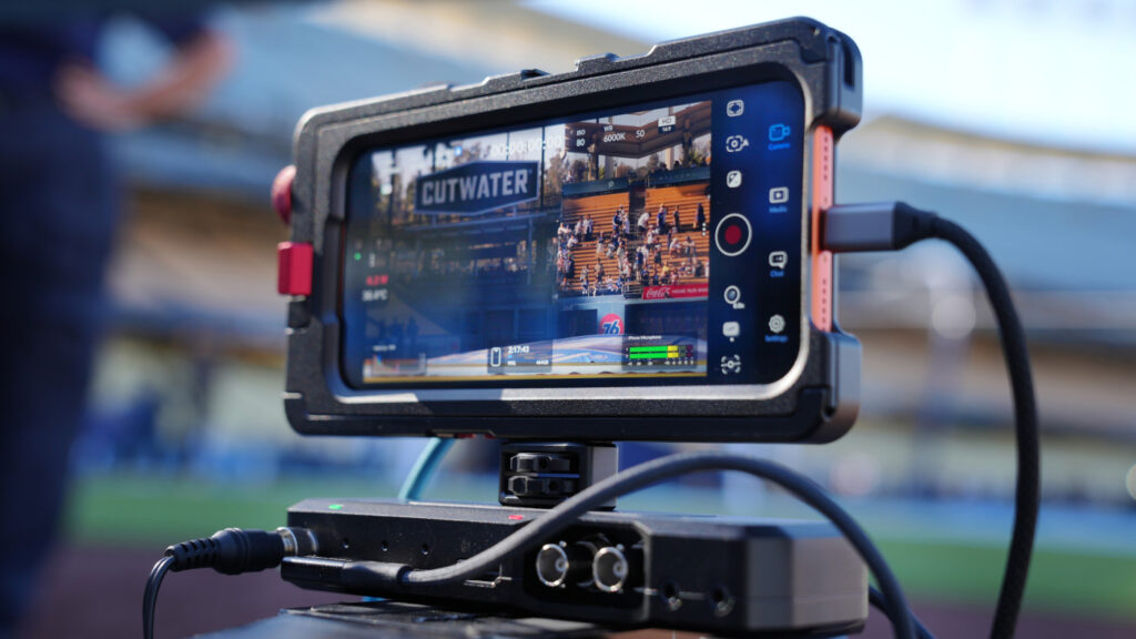Des iphone 17 pro filmant un match de baseball en direct