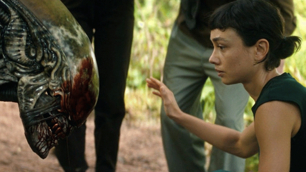 Un xénomorphe à la lumière du jour dans alien: earth
