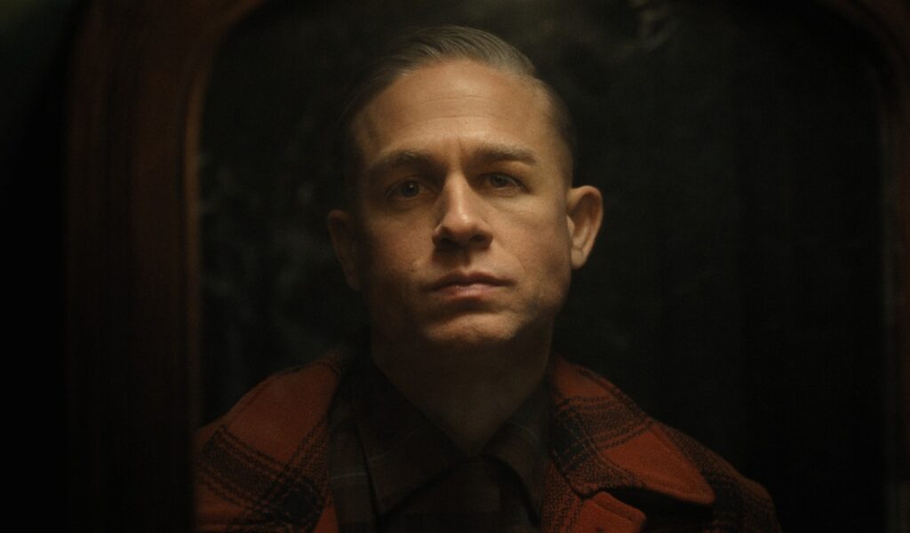 Charlie Hunnam se transforme en Ed Gein pour la saison 3 de Monstre