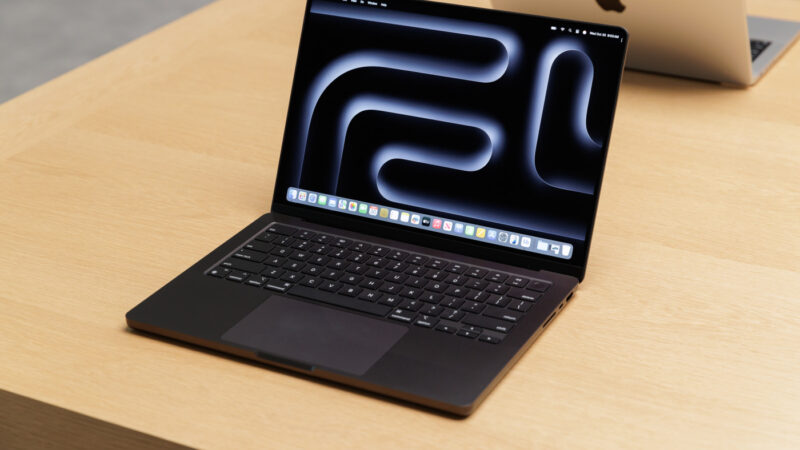 Nouveau macbook pro m6 avec écran oled tactile et design repensé