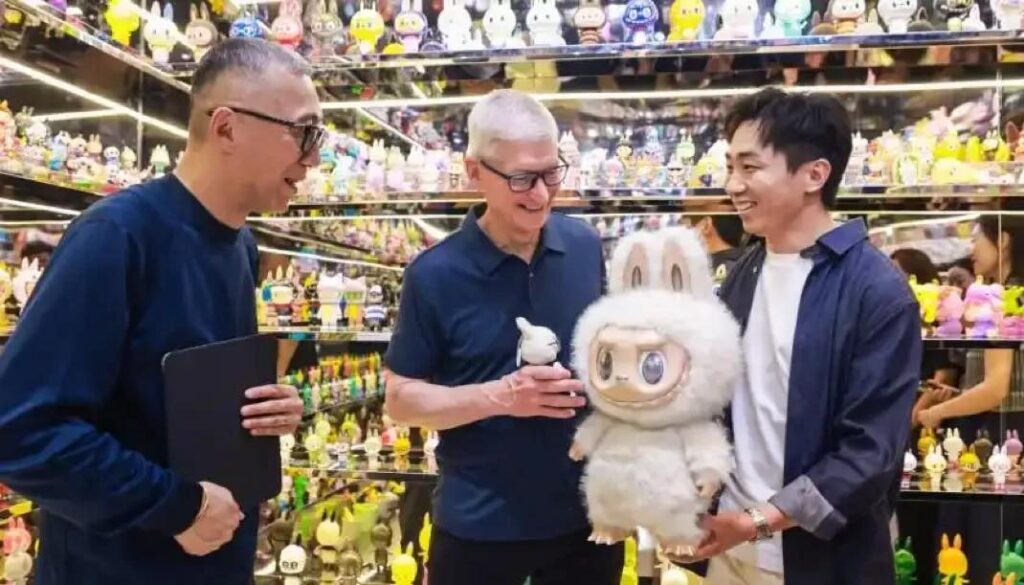 Tim cook met en avant labubu et les produits apple