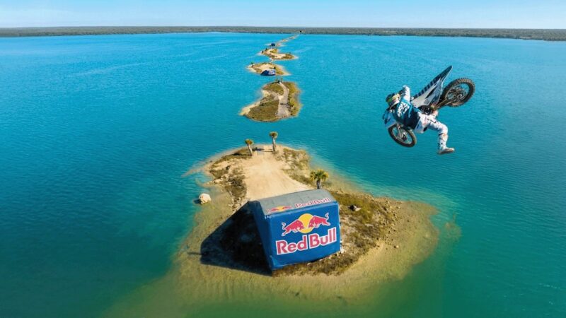 Apple filme des sauts de motocross avec plus de 40 iphone 17 pro max