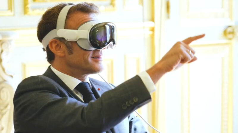 Emmanuel macron présente un récap de l&rsquo;année 2025 avec l&rsquo;apple vision pro