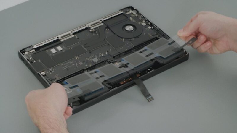Remplacement de la batterie du MacBook Pro M5 simplifié